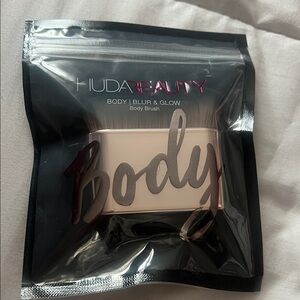 HUDA BEAUTY Body Blur & Glow Brush - Black and Cream